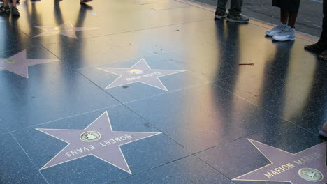 Los-Turistas-De-Los-Ángeles-Caminan-A-Través-De-Las-Estrellas-En-El-Paseo-De-La-Fama-De-Hollywood