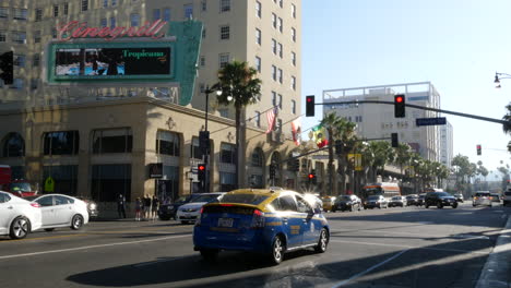 Los-Angeles-Verkehr-Und-Ein-Taxi-Auf-Dem-Hollywood-Boulevard