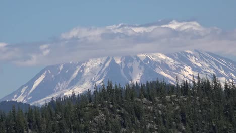 Washington-Mount-Adams-Más-Allá-De-La-Colina-Boscosa-Y-Zoom