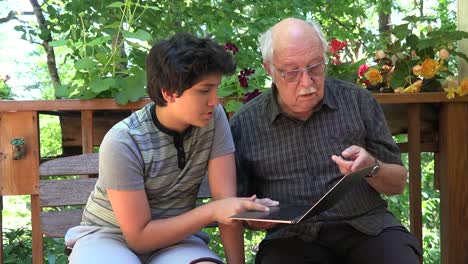 Niño-Y-Abuelo-Con-Computadora-Se-Acerca