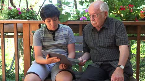 Junge-Zeigt-Seinem-Großvater-Ein-Computerprogramm