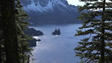 Oregon-Kratersee-Phantomschiff-Felsen-Zoomt-Heraus