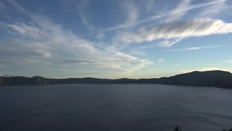 Nubes-Del-Lago-Del-Cráter-De-Oregon-Temprano-En-La-Mañana