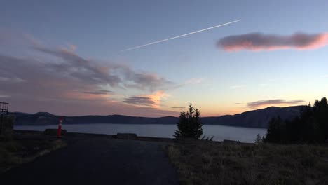 Oregon-Kratersee-Dämmerung-Düsenflugzeug