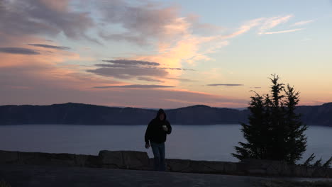 Oregon-Kratersee-Morgendämmerung-Mit-Mann-Zu-Fuß