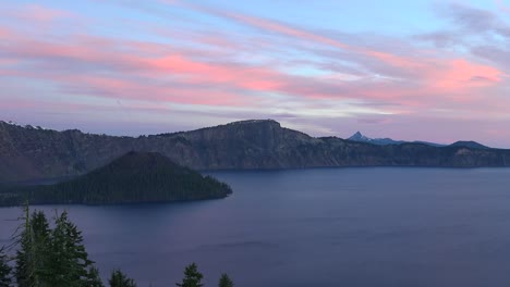 Oregon-Krater-Seeblick-Auf-Die-Zauberinsel-Im-Morgengrauen