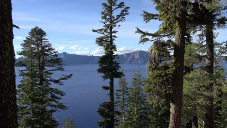Oregon-Kratersee-Aussicht-Durch-Bäume