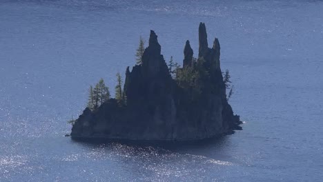 Oregon-Kratersee-Mit-Phantomschiff-Im-Hübschen-Wasser-Zoom-In