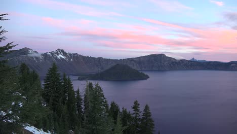 Der-Oregon-Kratersee-Zoomt-Im-Morgengrauen-Auf-Die-Zaubererinsel