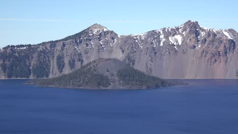 Der-Oregon-Kratersee-Zoomt-Von-Der-Entfernten-Zaubererinsel-Heraus