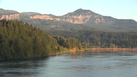 Oregon-Cliffs-In-Washington-Beyond-Río