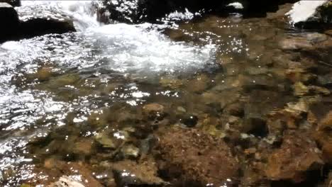 Oregon-Wasser-Fällt-In-Einen-Ruhigen-Pool-Verkleinern