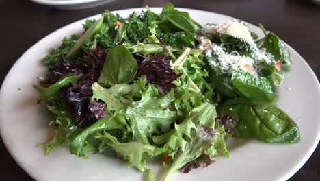 Ensalada-De-Lechuga-En-Un-Plato