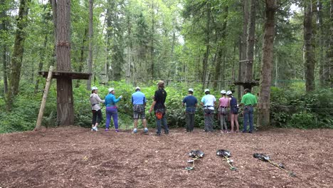 Washington-Zip-Line-Turistas-En-Una-Fila