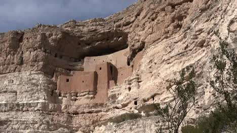 El-Castillo-De-Arizona-Montezuma-En-El-Acantilado-A-La-Izquierda