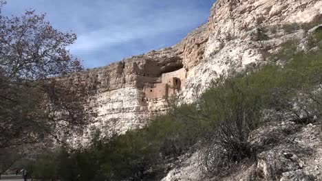 Arizona-Montezuma-Burg-Mit-Strauch-Zoom-In