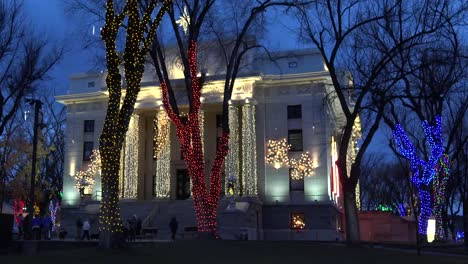 Arizona-Prescott-Gerichtsgebäude-Mit-Weihnachtsbeleuchtung-Umrahmt-Pfanne-Links