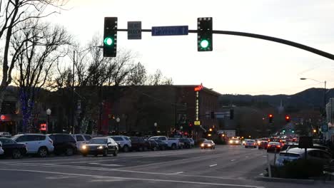 Arizona-Prescott-Hauptstraße-Verkehr-Pan-Links