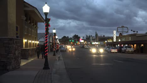 Arizona-Wickenburg-Hauptstraße-Weihnachtsabend-Mit-Menschen