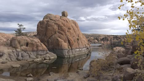 Arizona-Yellow-Leaves-Frame-Ansicht-Des-Watson-Lake-Zoom-In