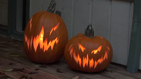 Halloween-Geschnitzte-Kürbisse-Mit-Kerzen