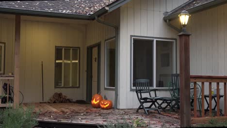 Halloween-Kürbisse-Vor-Einer-Tür