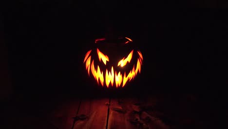 Halloween-Zoomt-Aus-Dem-Gruseligen-Kürbis-Heraus