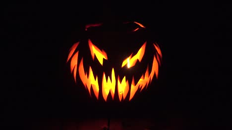 Halloween-Se-Acerca-A-La-Calabaza-De-Miedo