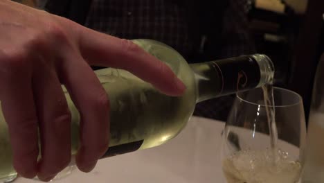 Mann-Und-Hand-Gießen-Weinpfanne-Und-Zoom