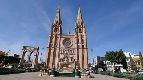 Mexiko-Arandas-St-Joseph-Kirche-Und-Brunnen