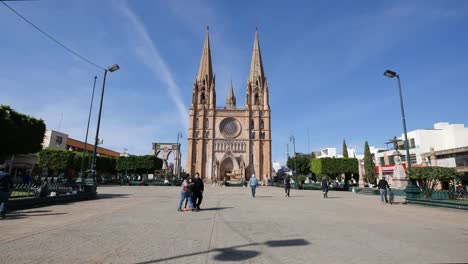 Mexiko-Arandas-Kirchenplatz-Mit-Menschen
