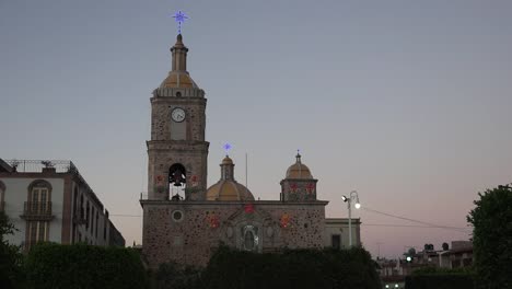 Mexiko-Arandas-Kirche-Mit-Vögeln-In-Der-Abenddämmerung