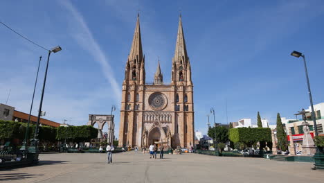 Mexiko-Arandas-Verkrüppelter-Mann-Auf-Der-Plaza-Mit-Kirche-Pla