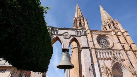 Mexiko-Arandas-Berühmte-Glocke-Bei-Der-Kirche