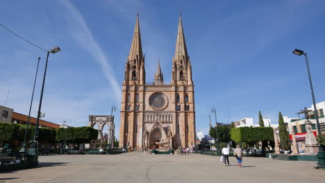 Mexiko-Arandas-Plaza-Bei-Großer-Kirche