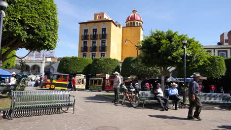 Mexiko-Arandas-Plaza-Mit-Kleinem-Zug
