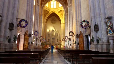 México-Arandas-Mujer-En-Iglesia