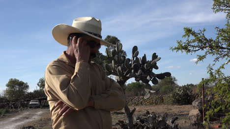 México-Jalisco-Hombre-En-Rancho-Con-Teléfono-Celular