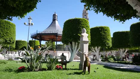 Plaza-San-Julián-De-México-Con-Ciervos-Y-Quiosco-De-Música