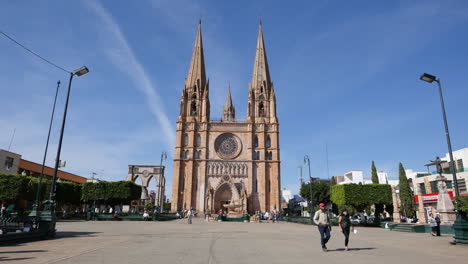 Mexiko-Große-Kirche-Und-Plaza-In-Arandas