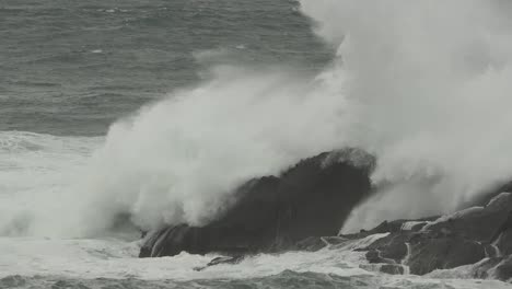 Oregon-Küste-Riesige-Welle-Auf-Felsen