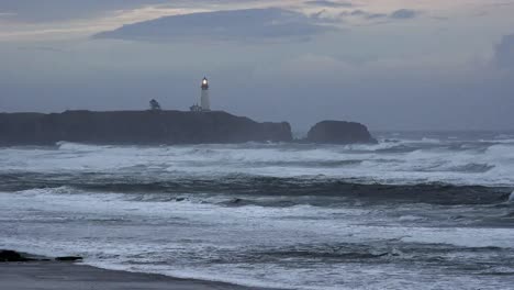 Faro-De-Oregon-En-La-Costa-En-La-Noche-Gris