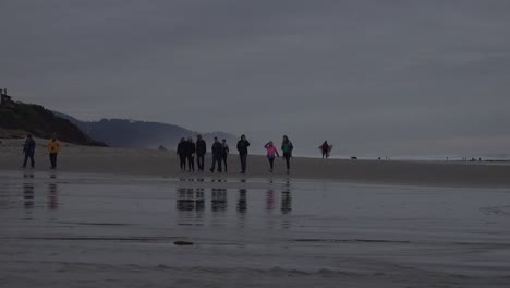 Oregon-Leute-Nähern-Sich-Bach-Am-Strand