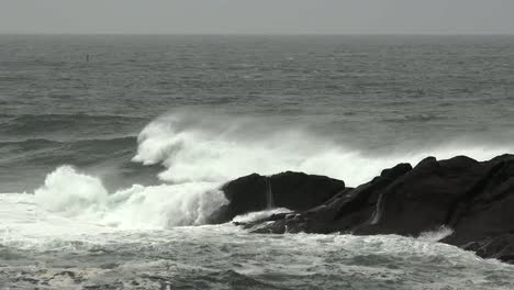 Oregon-Wellen-Auf-Den-Felsen-An-Der-Depotbucht