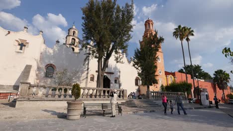 Mexiko-Atotonilco-Kirche-Und-Touristen,-Die-Fotos-Machen