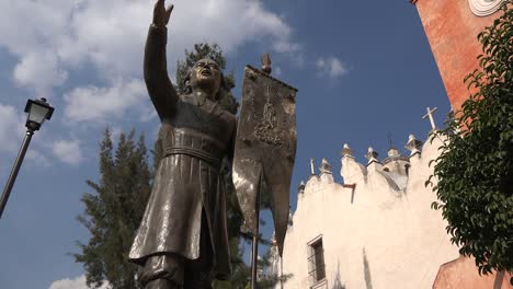 México-Atotonilco-Nubes-Y-Estatua-Del-Padre-Hidalgo