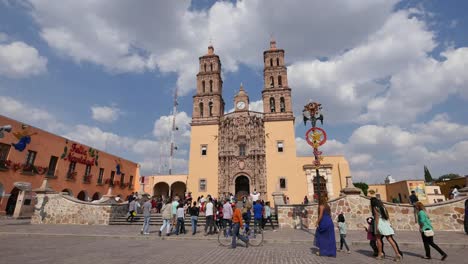 Mexiko-Dolores-Hidago-Mann-Tritt-Auf,-Um-Kirche-Zu-Fotografieren