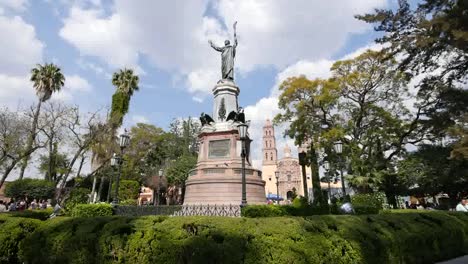 Mexico-Dolores-Hidalgo-Father-Hidalgo-Statue-With-Birds