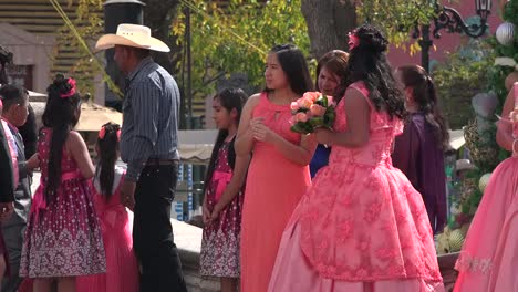 Mexico-Dolores-Hidalgo-Chicas-Con-Rosas