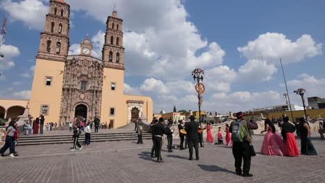 Mexiko-Dolores-Hidalgo-Mariachi-Gruppe-Vor-Der-Kirche